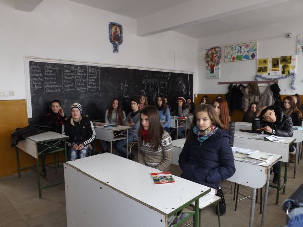 Frigul din clase – motivul pentru care elevii unui colegiu din România vor sta mai puţin la ore