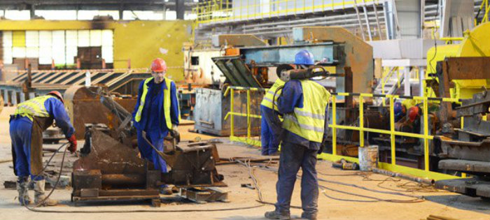 Un angajat al Combinatului ArcelorMittal Hunedoara a ajuns la spital după ce a fost ars cu oțel lichid