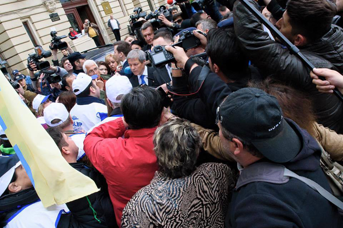 Premierul Cioloş, întâmpinat la Iași de sindicaliști