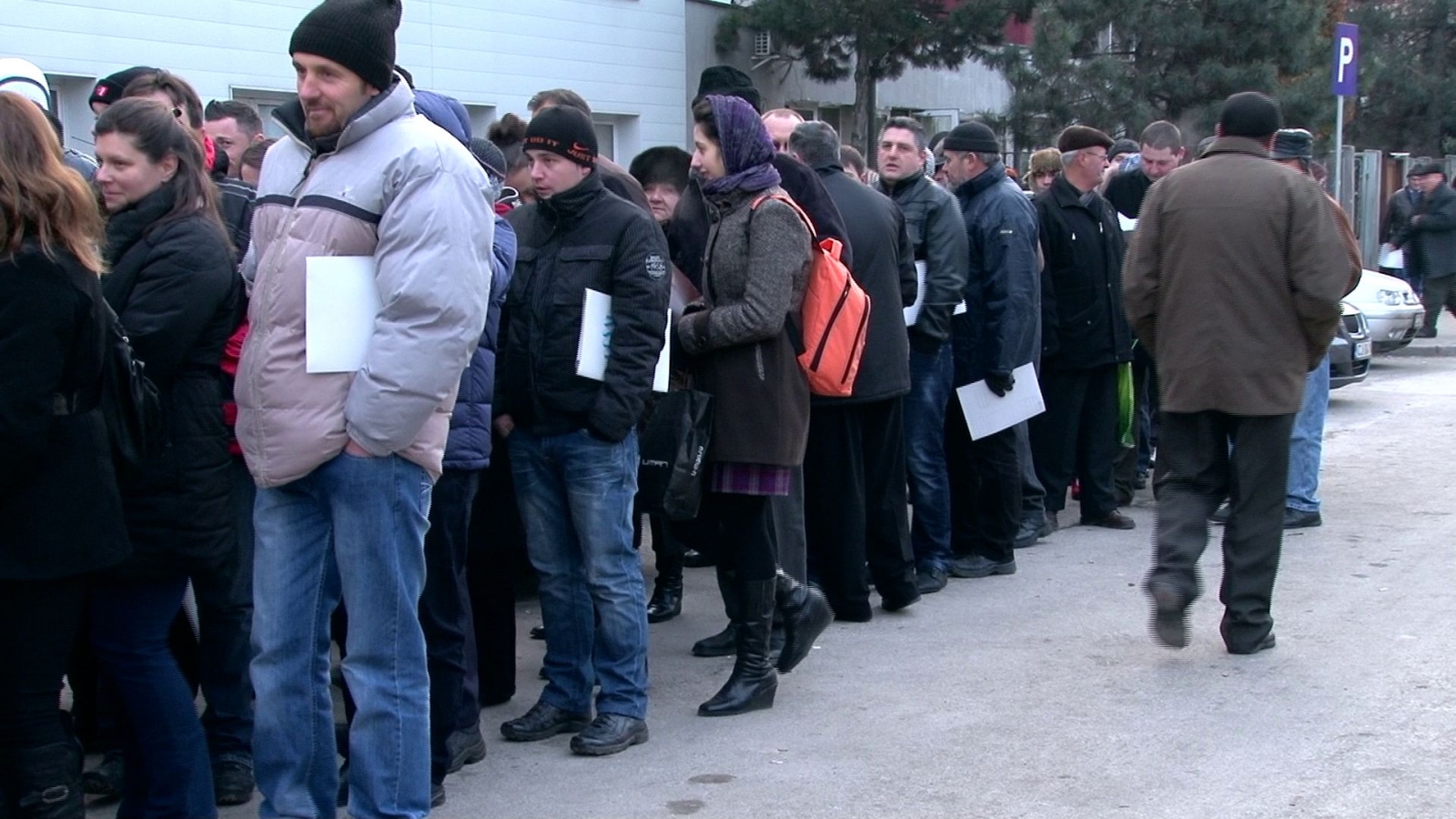 Coadă la Direcția Permise: Ministrul de Interne, discuții cu prefecții din București și Ilfov