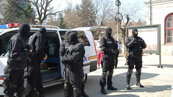 Poliția a luat în colimator mai multe firme care ar fi majorat artificial prețurile unor dezinfectanți și măști de protecție. Au loc percheziții