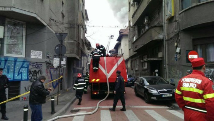 Incendiul din centrul Capitalei a fost stins, două persoane au ajuns la spital