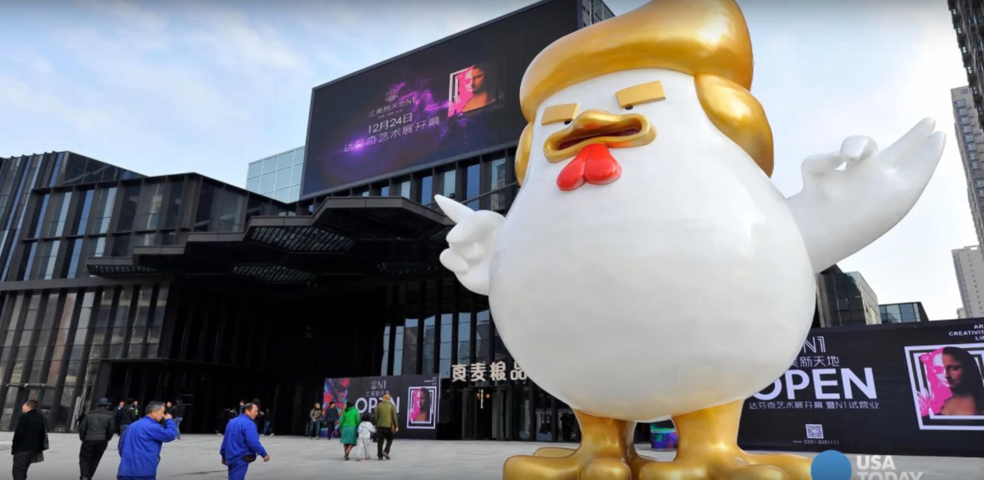 VIDEO China intră în Anul Cocoșului cu baloane reprezentând pui cu fața lui Trump