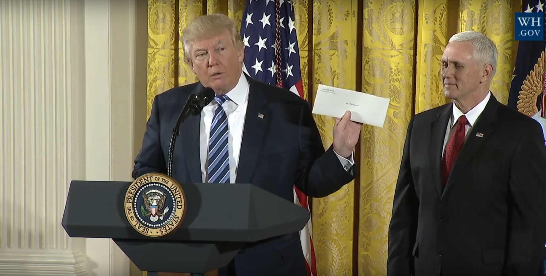 Scrisoarea „frumoasă” pe care i-a lăsat-o Obama lui Trump [FOTO/ VIDEO]