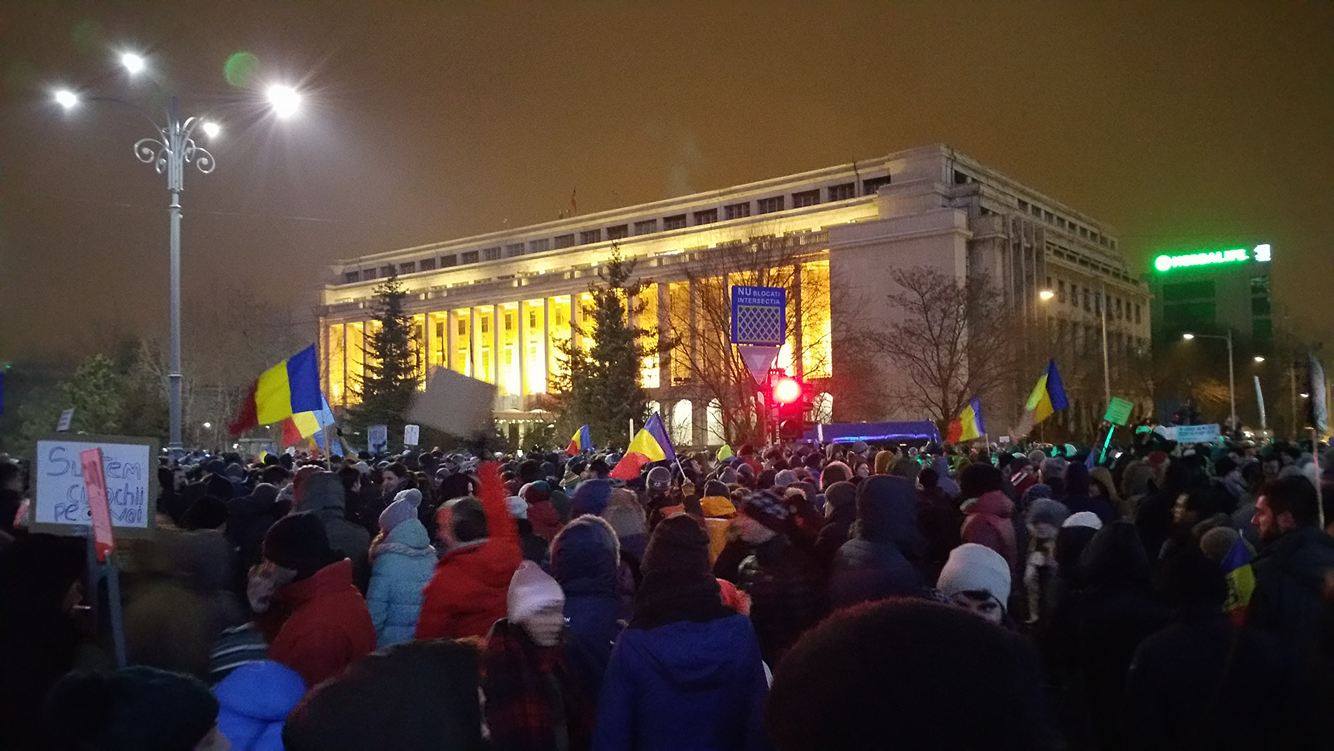 Protest Cotroceni: peste 700 de manifestanți îi cer demisia lui Iohannis