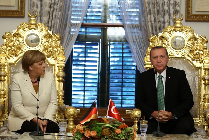 Angela Merkel îl presează pe Erdogan să susțină libertatea de exprimare a opiniei