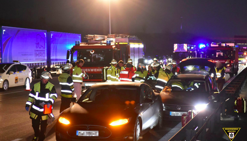 Acest șofer de Tesla și-a sacrificat mașina pentru a opri o alta scăpată de sub control