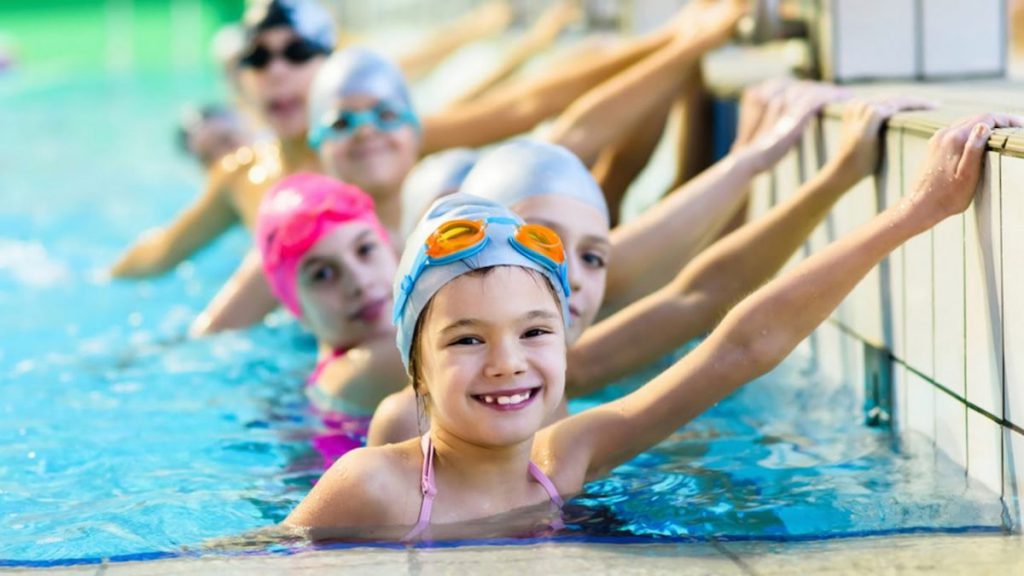 Înotul este un sport ideal pentru micuţii care se află în creştere