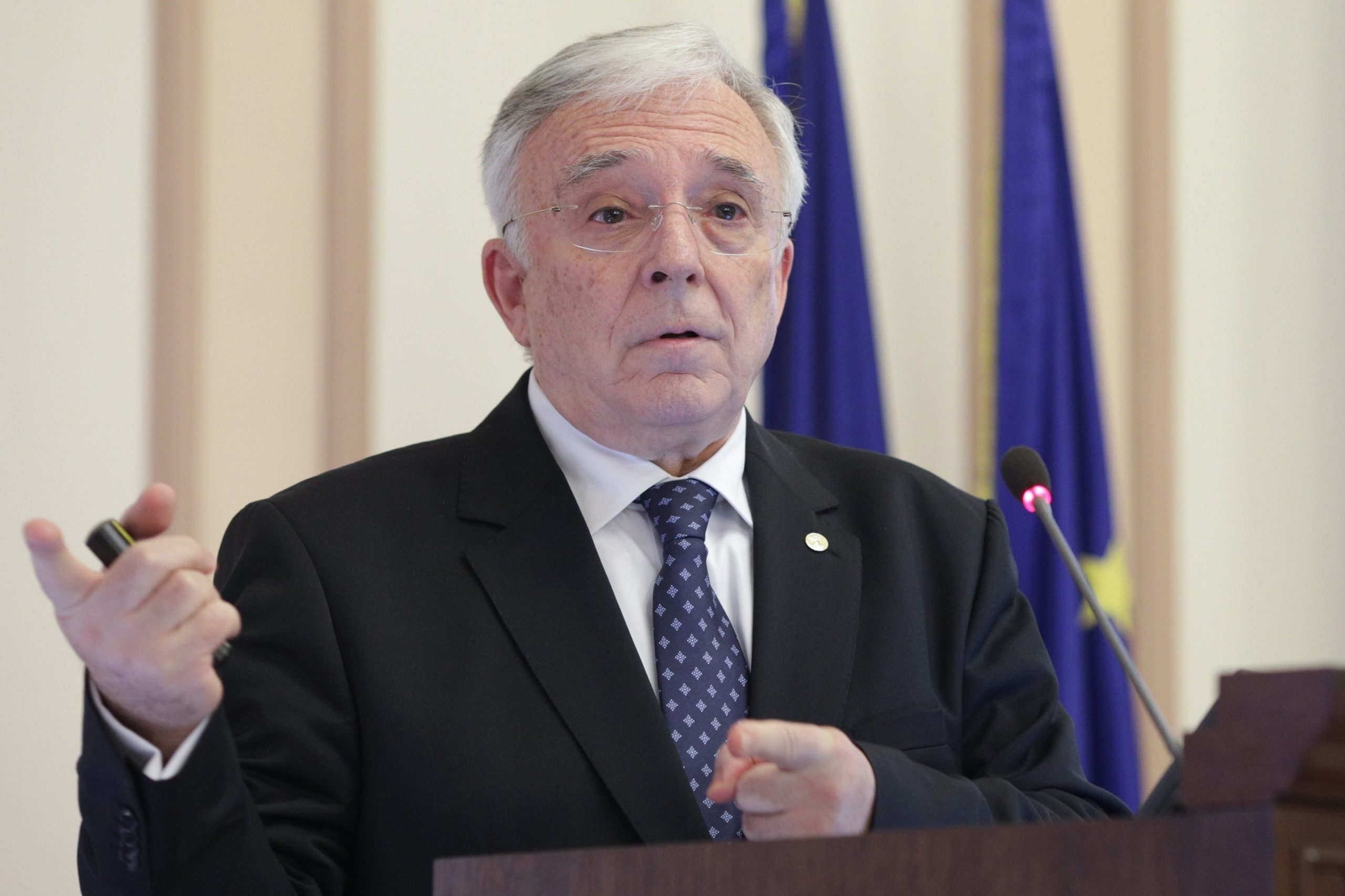 Cât au crescut pensia și salariul lui Mugur Isărescu