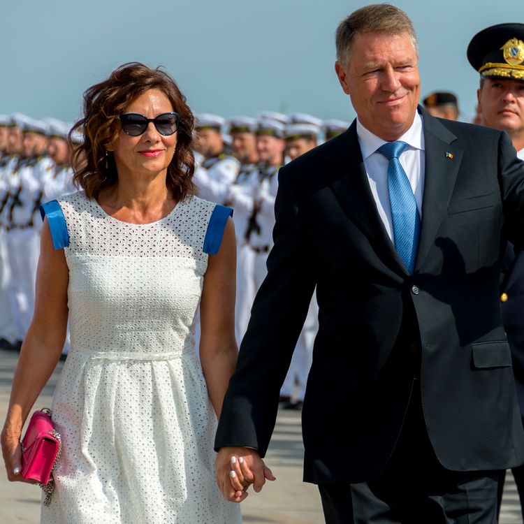 Ce salariu are președintele României, Klaus Iohannis, și câți bani câștigă soția lui, Carmen, ca profesoară de limba engleză. Sumele pe care le încasează lunar
