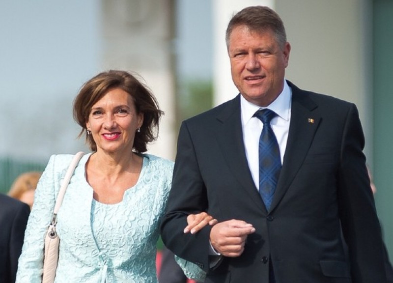 Ce salariu are președintele României, Klaus Iohannis, și câți bani câștigă soția lui, Carmen, ca profesoară de limba engleză. Sumele pe care le încasează lunar