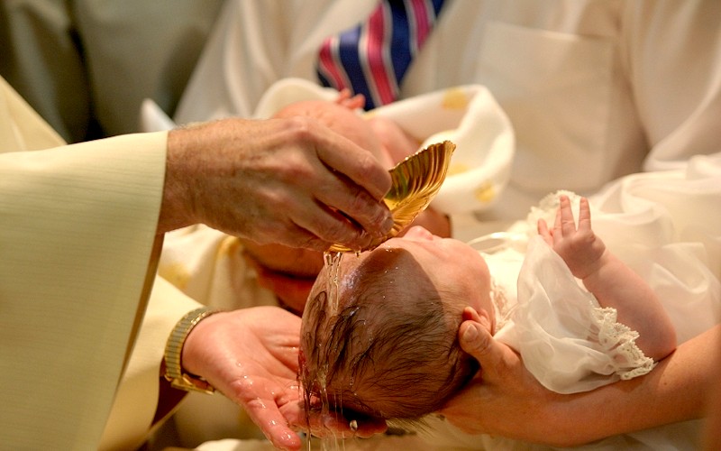 De ce e bine sa botezi un copil