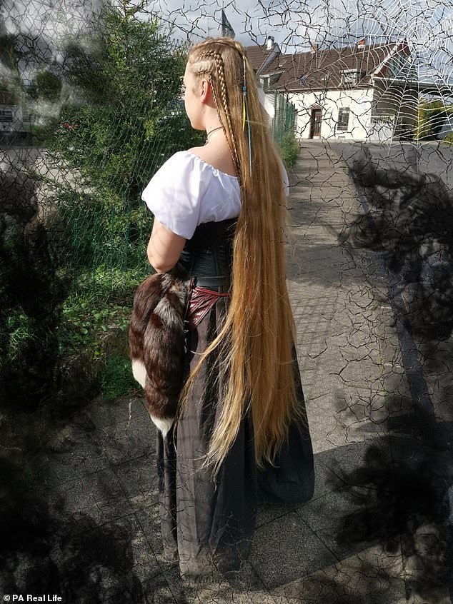Rapunzel din Germania, femeia cu păr de aproape 2 metri