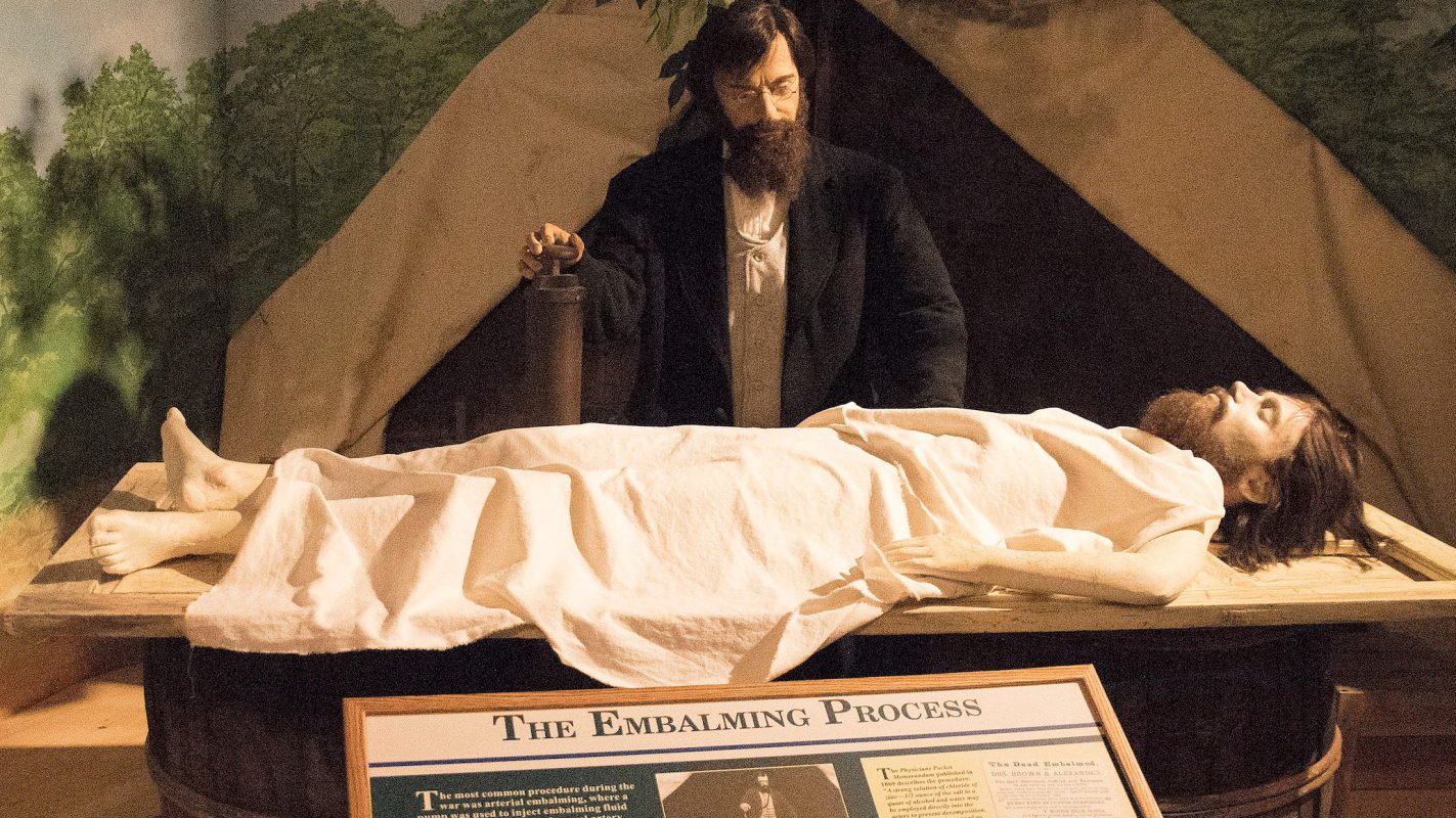 Expunerea publică a unor celebri lideri politici decedați a fost posibilă prin metoda Holmes, părintele îmbălsămării moderne