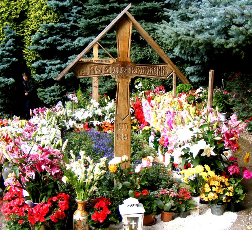 Mormântul lui Arsenie Boca, locul în care credincioșii caută alinare și ajutor