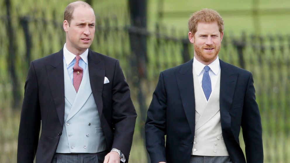 Prințul William (stânga), alături de fratele său, Prințul Harry