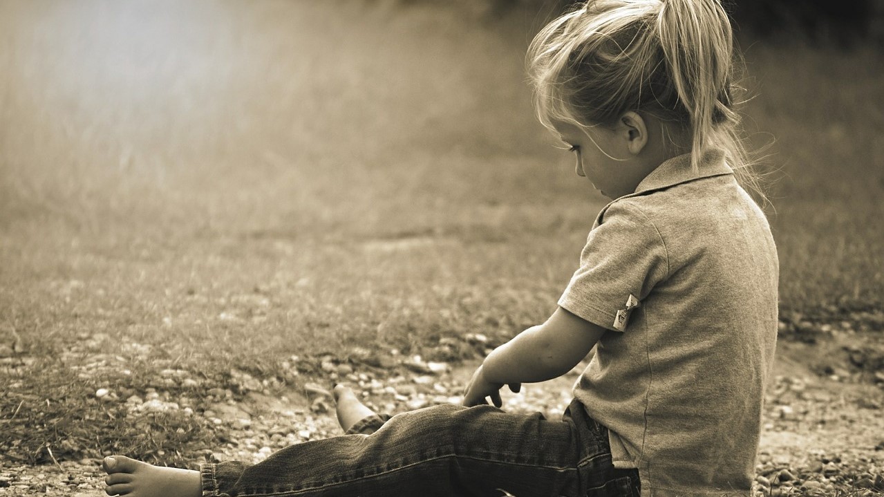 Ce se petrece în sufletul unui copil care nu este iubit? Consecințele lipsei de afecțiune în copilărie
