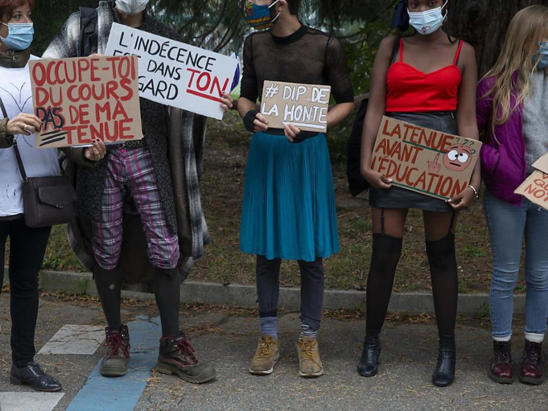 Tricoul rușinii a stârnit un protest din partea elevilor