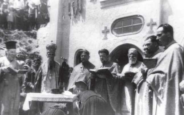 Slujba de resfinţire a peşterii din 1944 Foto: Arhivă personală Ionuţ Druche, Adevărul