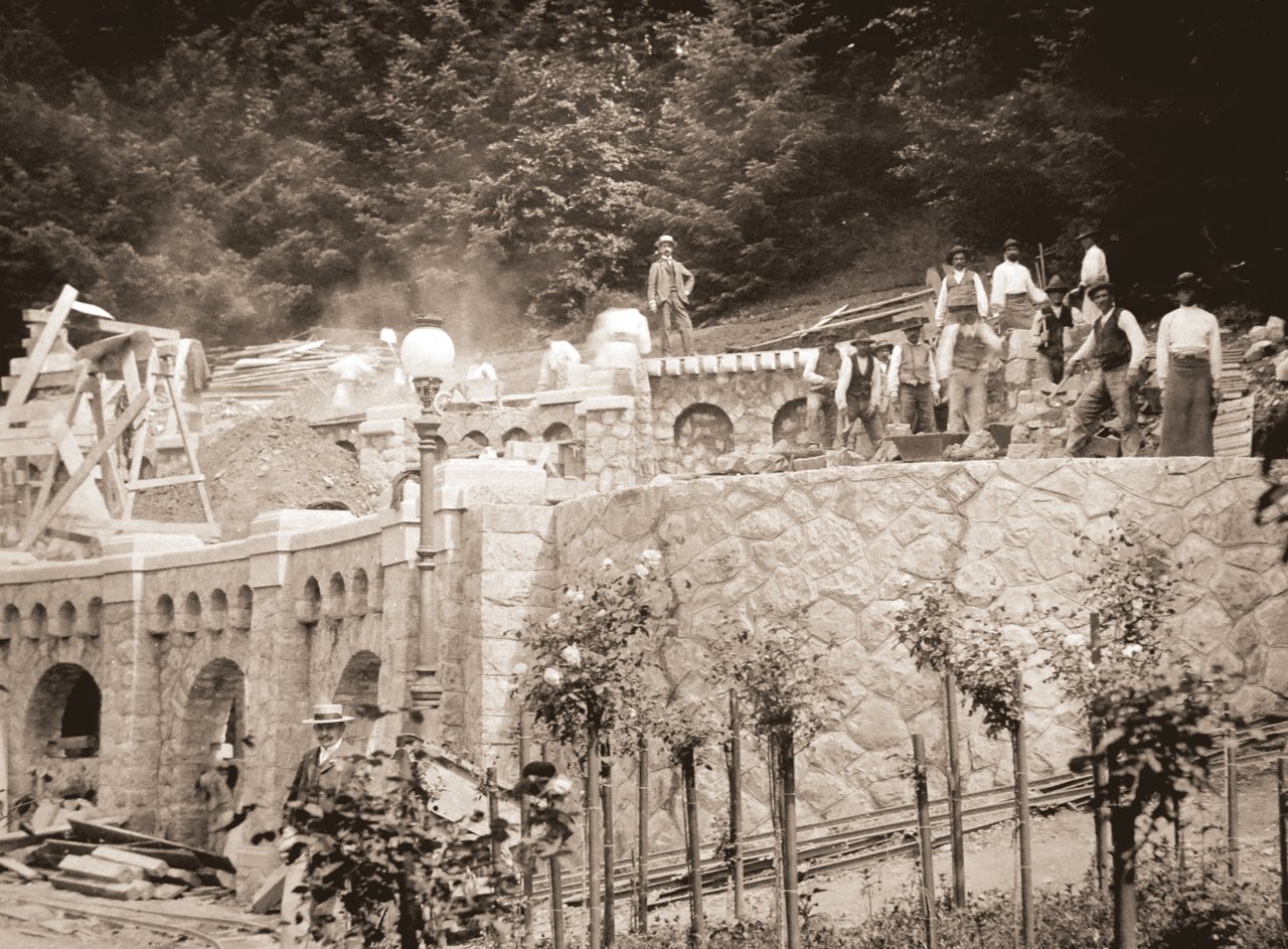 Terasa de Nord în timpul construcției și amenajării peisagere. Foto: „Grădinile Castelului Peleș. Mitologie dinastică și peisaj cultural”, uar-bna.ro
