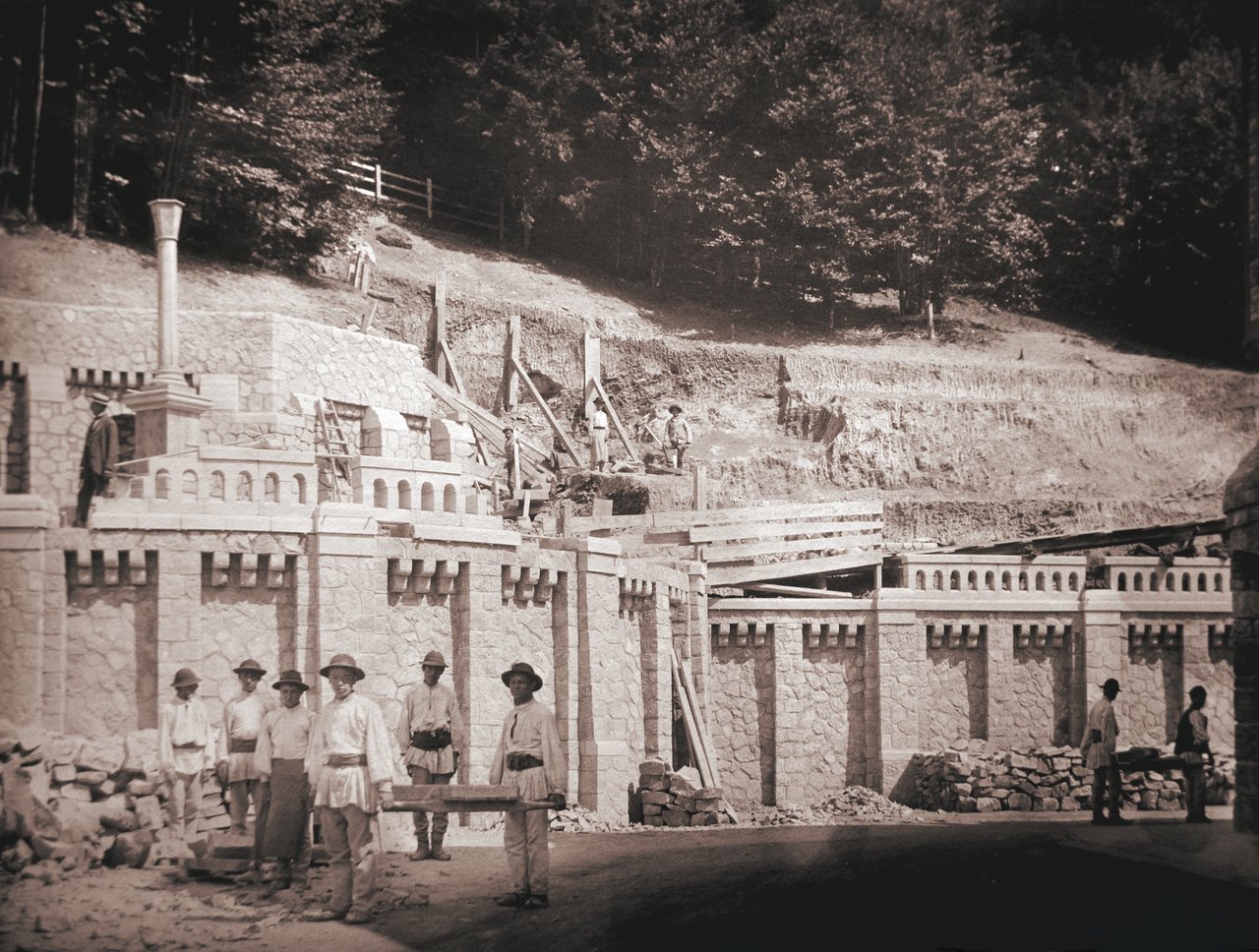 Terasa de Nord-Vest în timpul construcției. Foto: „Grădinile Castelului Peleș. Mitologie dinastică și peisaj cultural”, uar-bna.ro