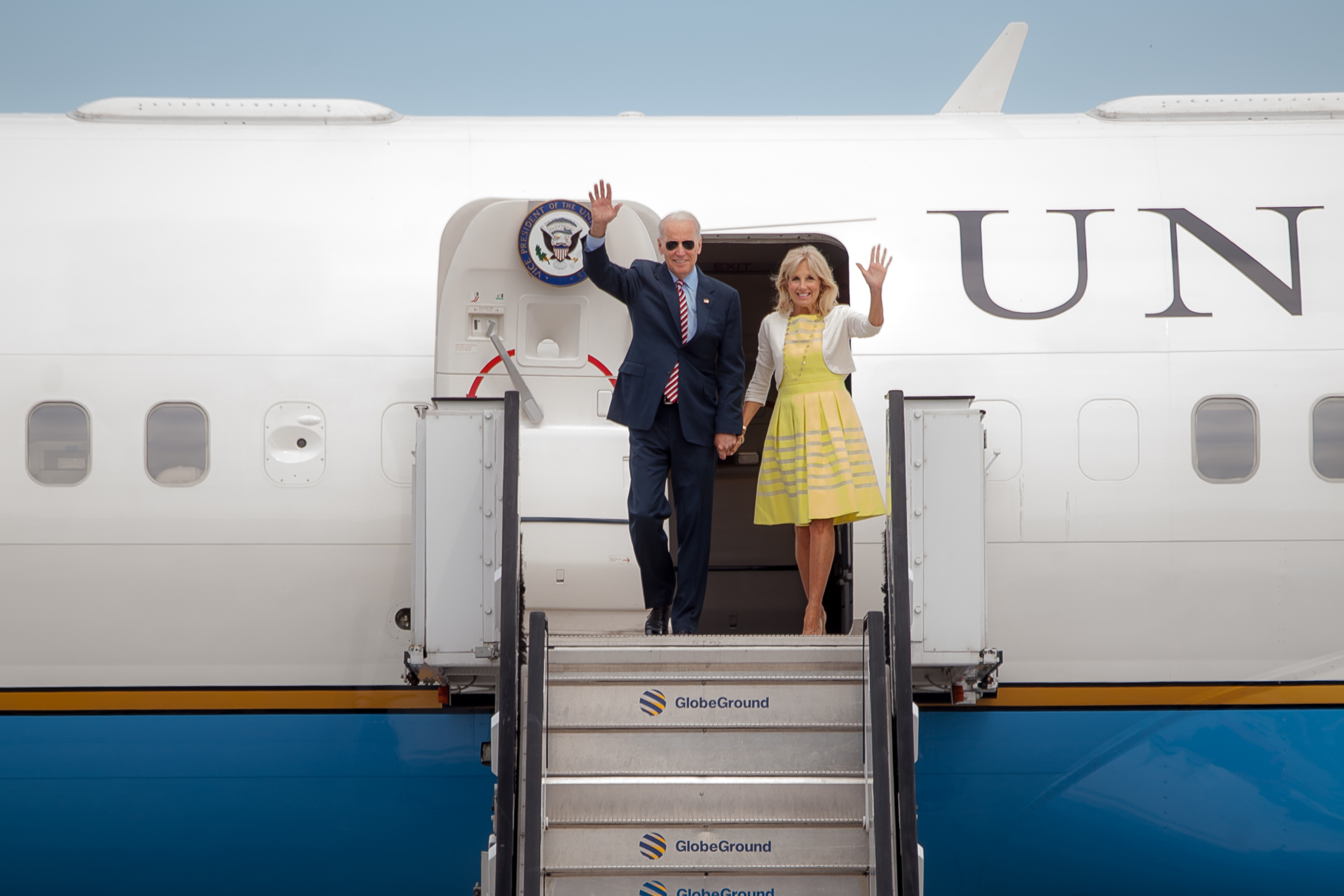 Jill și Joe Biden, coboara impreuna din Avionul Air Force Two dupa ce a aterizat pe aeroportul Henri Coandă, in Otopeni, 20 Mai 2014. Foto: Ovidiu Micsik / Inquam Photos