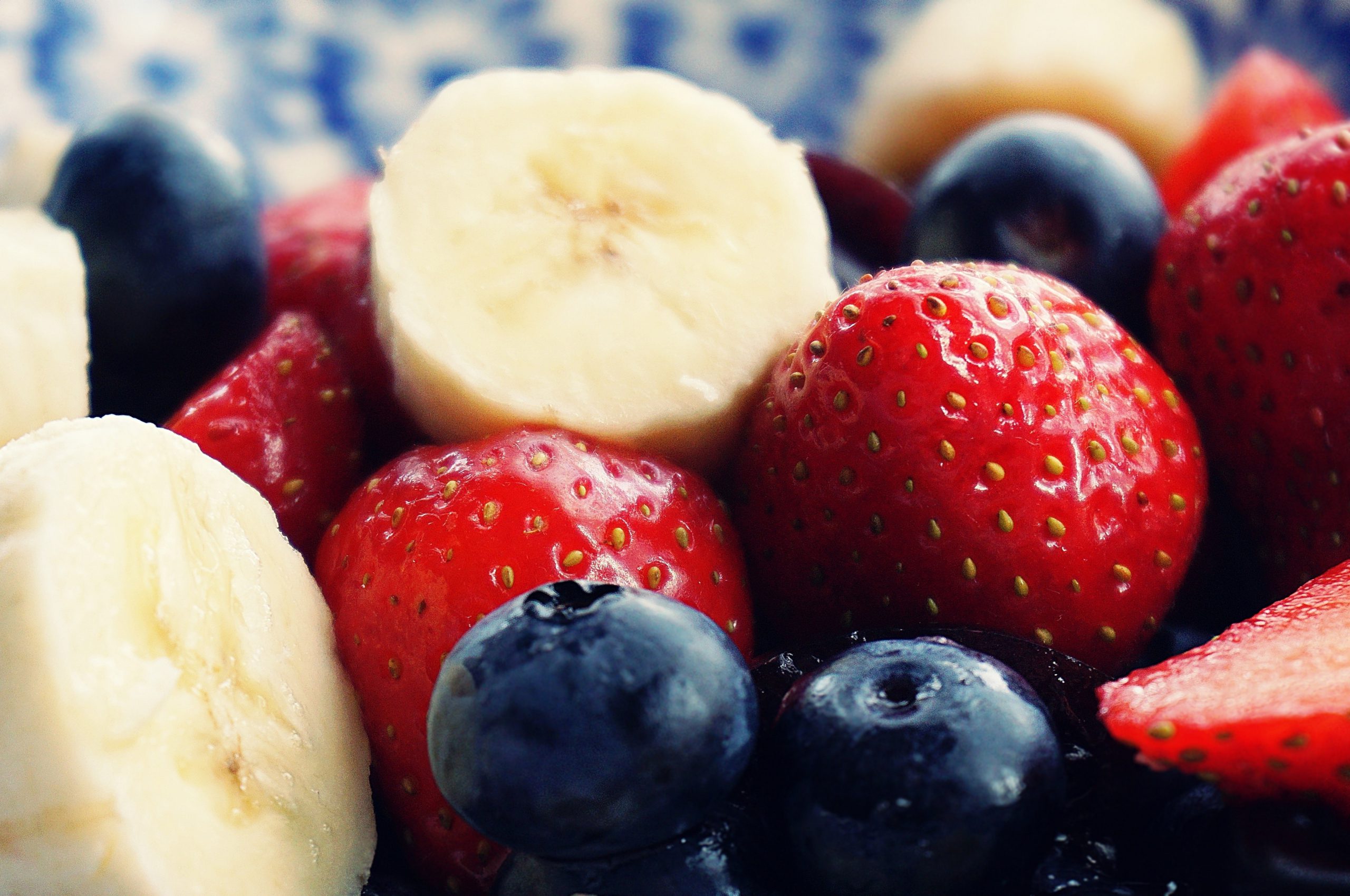 Câte calorii au fructele ce nu lipsesc din coșul de cumpărături