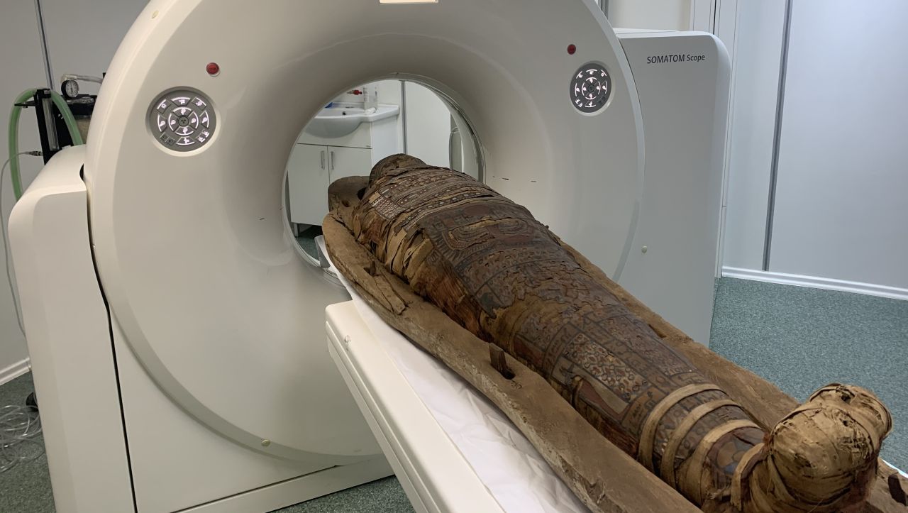 O mumie egipteană supusă unui tomograf