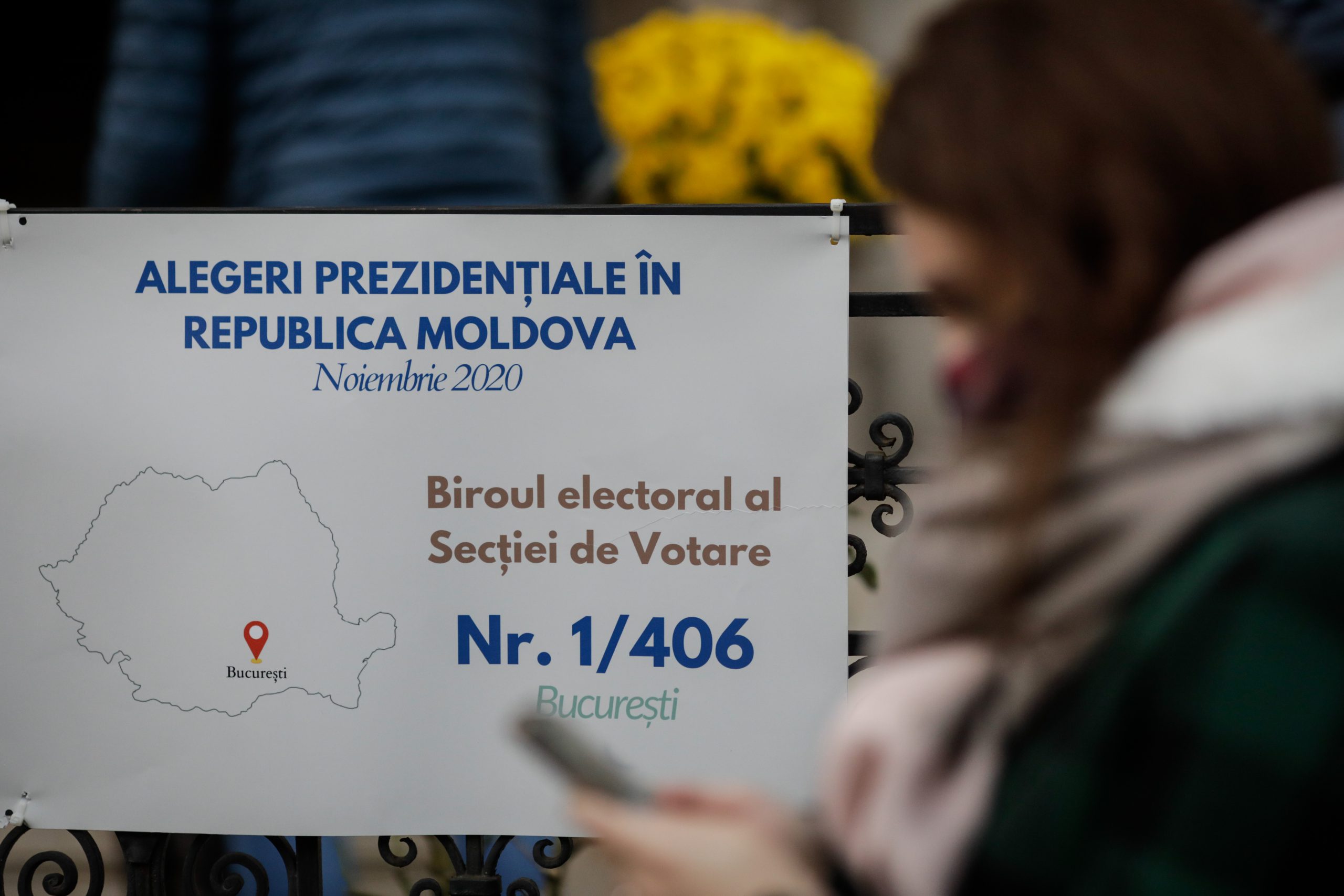 Persoane stau la coada la Ambasada Republicii Moldova la Bucuresti pentru a vota in cadrul alegerilor prezidentiale, in Bucuresti, duminica 15 noiembrie 2020. Inquam Photos / George Calin