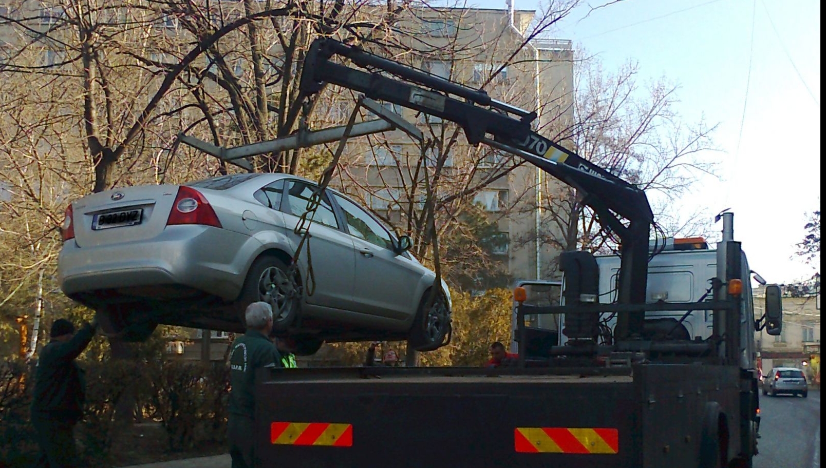 Cod rutier 2021. Se ridică mașinile parcate în aceste locuri. Președintele României a semnat decretul