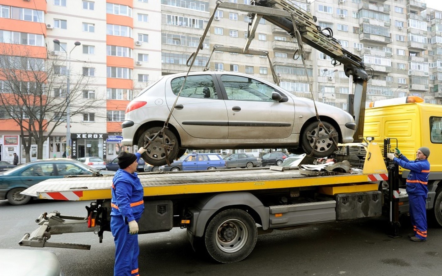 Proiectul de lege semnat de Klaus Iohannis permite ridicarea mașinilor parcate pe domeniul public