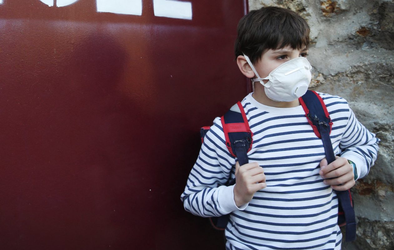 Cum îi încurajezi pe copii să poarte mască astfel încât să nu le fie teamă. 4 sfaturi utile pentru părinți