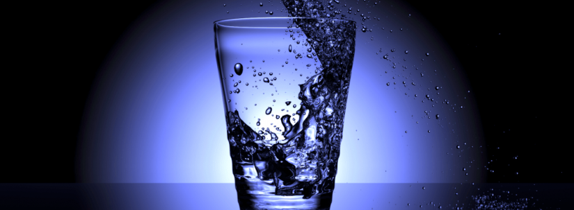 Metoda simplă care curăță spațiul de energie negativă, folosind un pahar cu apă