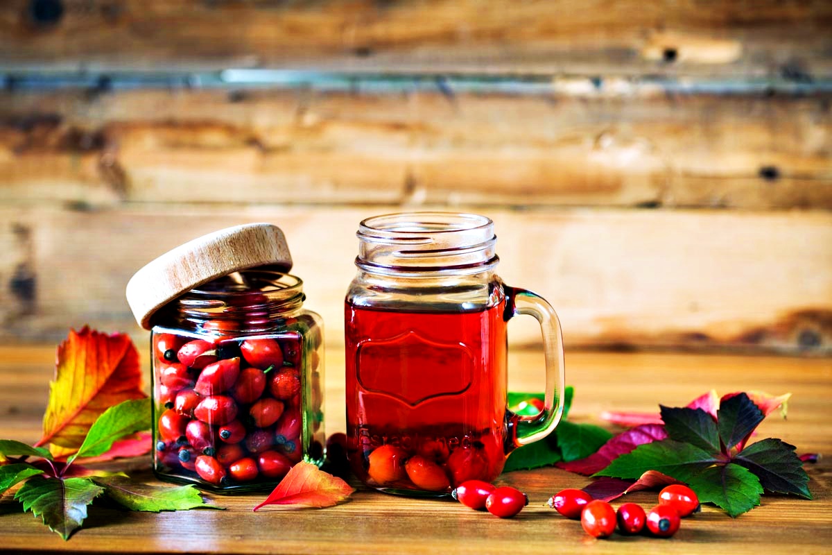 Cum se face vinul din măceșe, la țară. Sfaturi din bătrâni