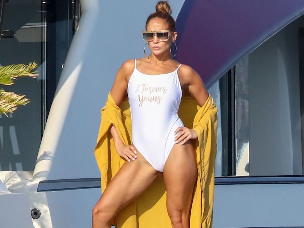 Jennifer Lopez arată senzațional la cei 51 de ani