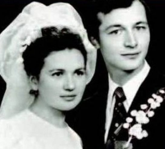 Imagine rară cu Traian Băsescu și soția sa din ziua nunții