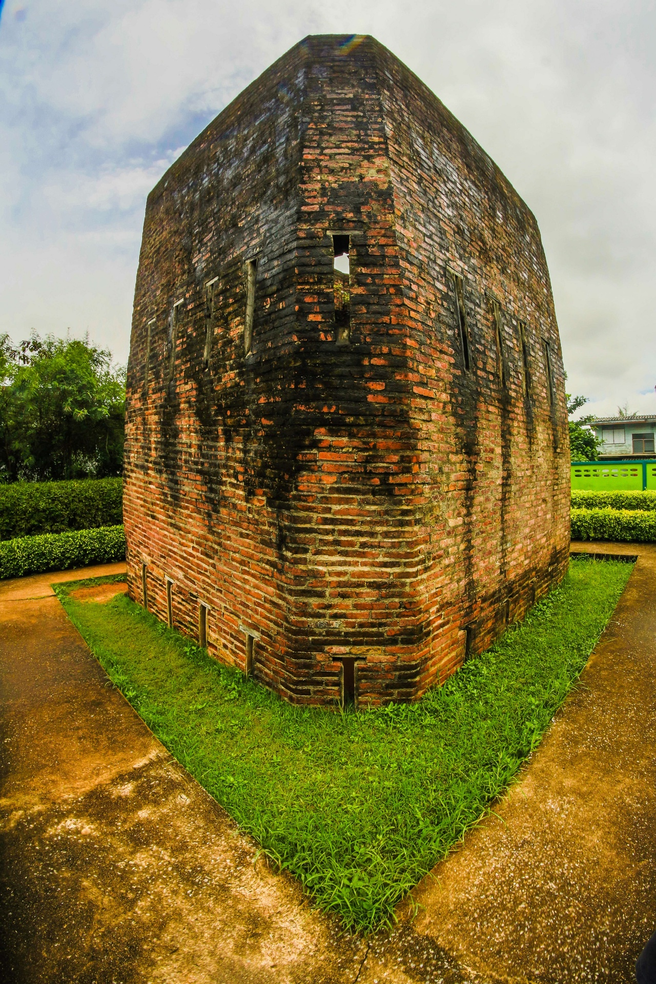 Clădirea, care există și în zilele noastre, seamănă cu un turn de observație