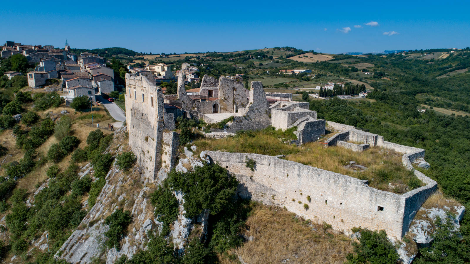 Castropignano a fost construit pe ruinele unei localități antice, Samnites, teatru de bătălie între vechile popoare italice și romani