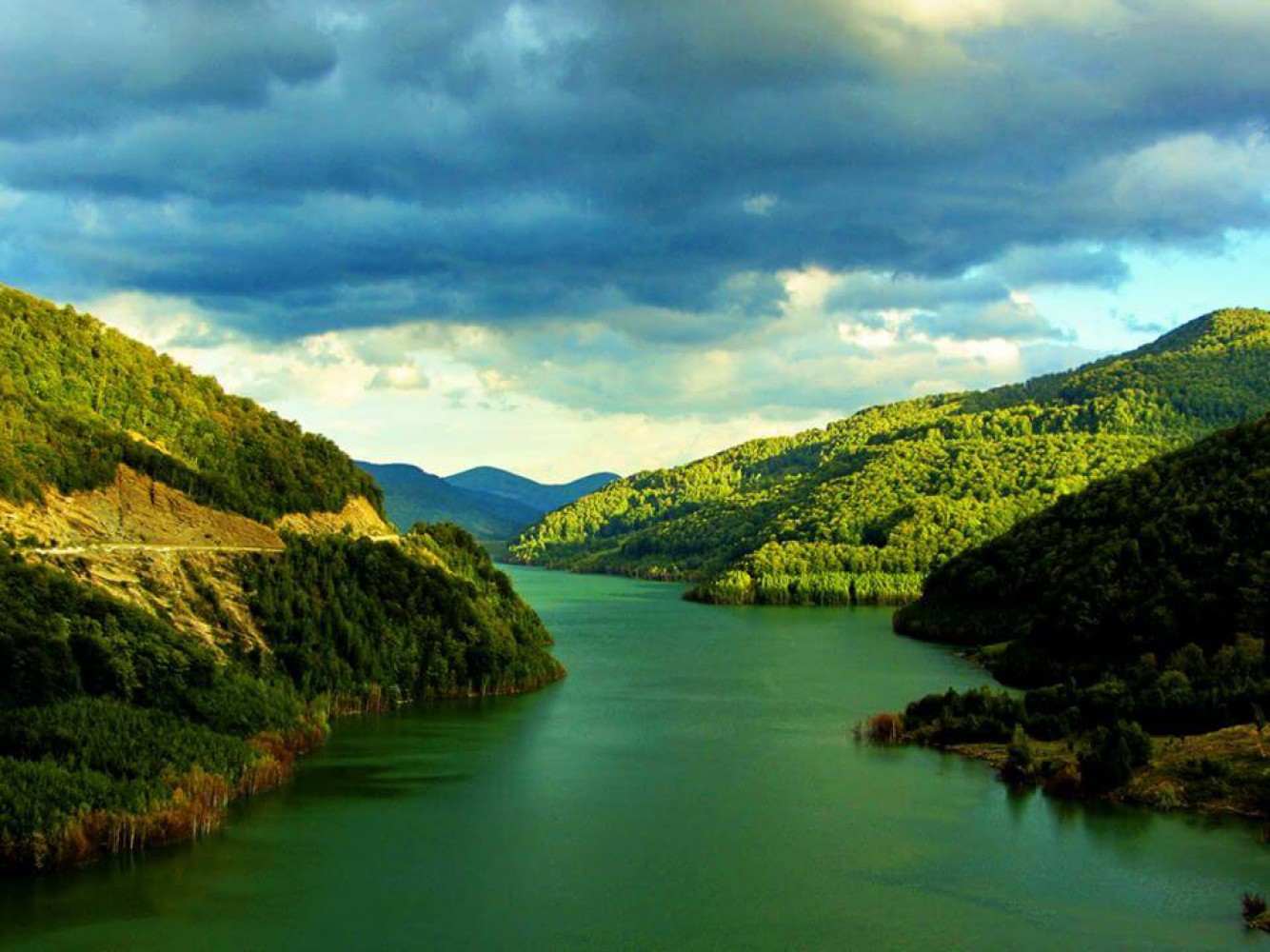 Lacul și barajul Siriu