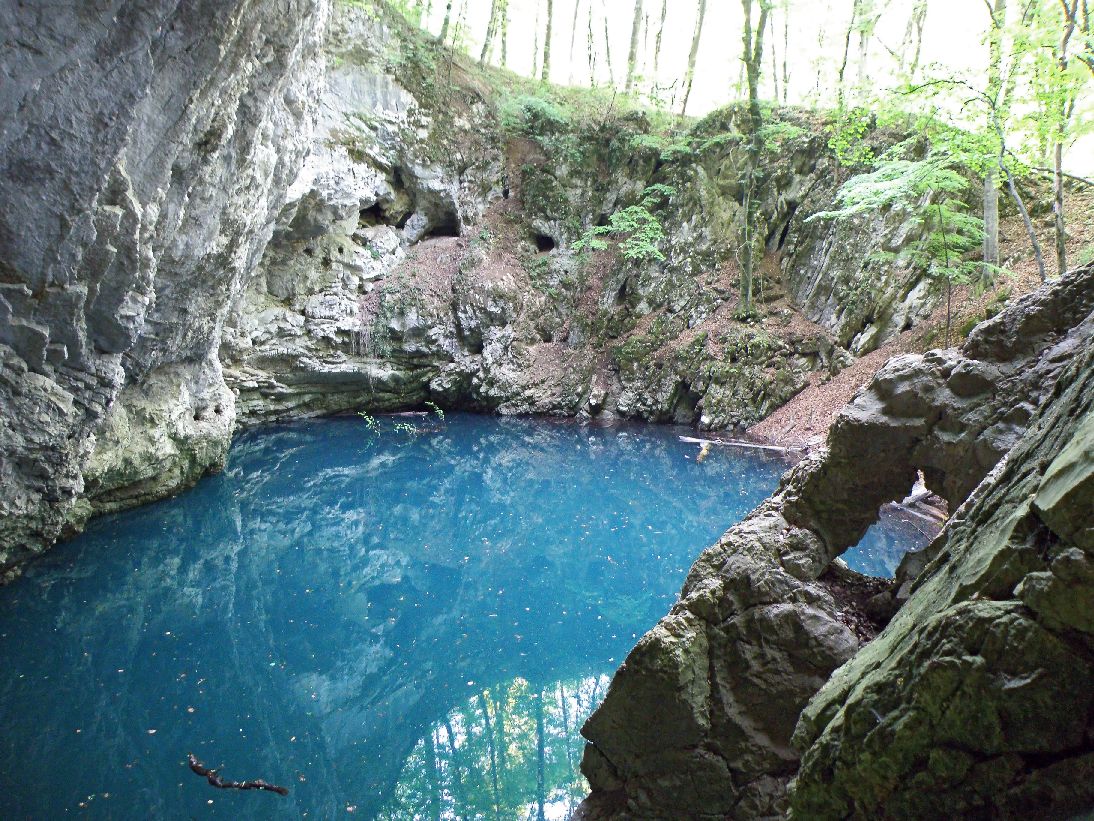 Peștera Lacul Dracului