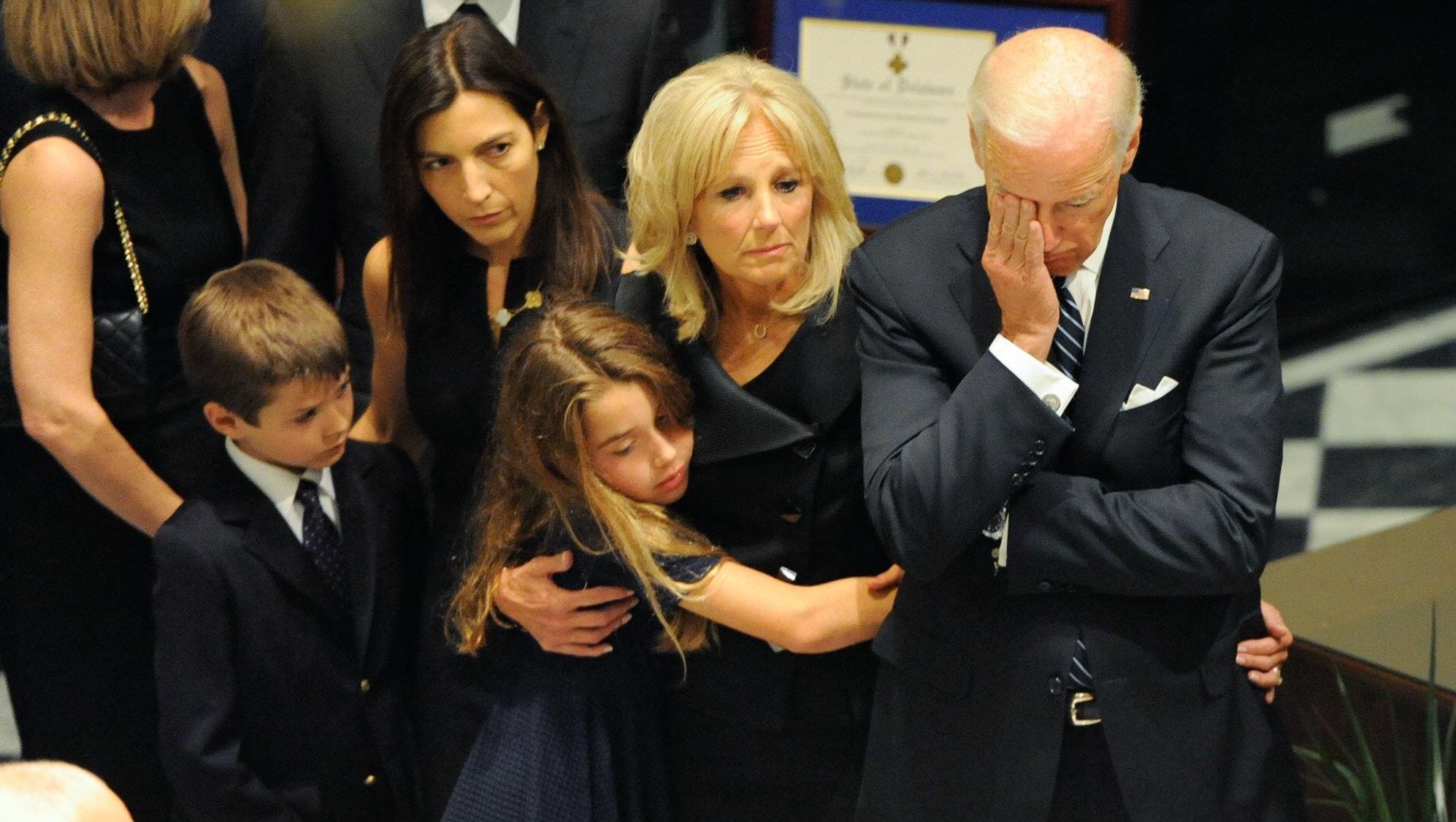 Joe Biden, soția și fiica sa, la înmormântarea lui Beau Biden