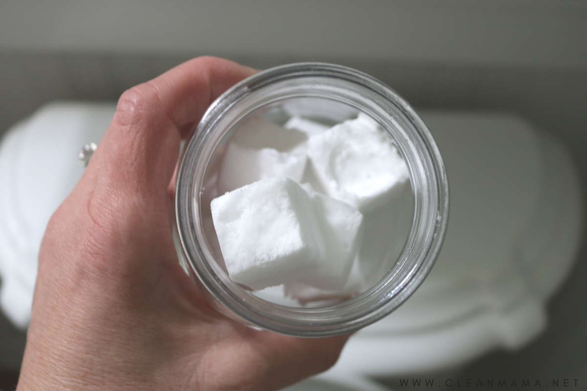 Ai nevoie de câteva ingrediente simple pentru a prepara acasă așa-zisele ”bombe pentru toaletă”