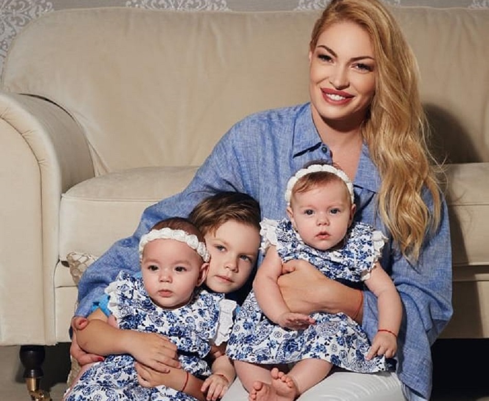 Valentina Pelinei și cei trei copii ai săi