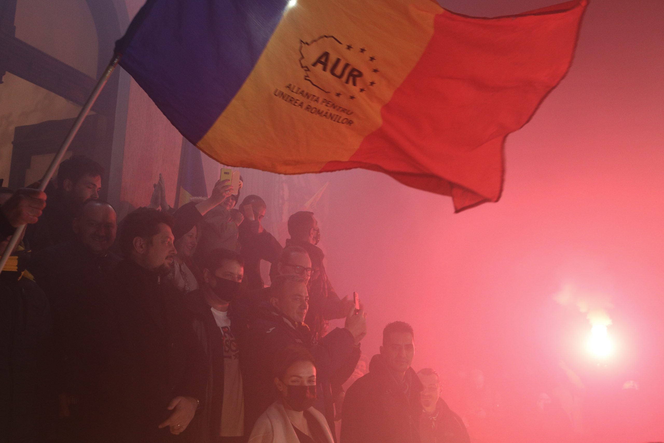 Reactie a unor membri si simpatizanti ai partidului AUR, alaturi de co-presedintele acestuia, George Simion, in urma rezultatelor partiale de la alegerile parlamentare, in Bucuresti, duminica, 6 decembrie 2020. Inquam Photos / Sabin Cirstoveanu