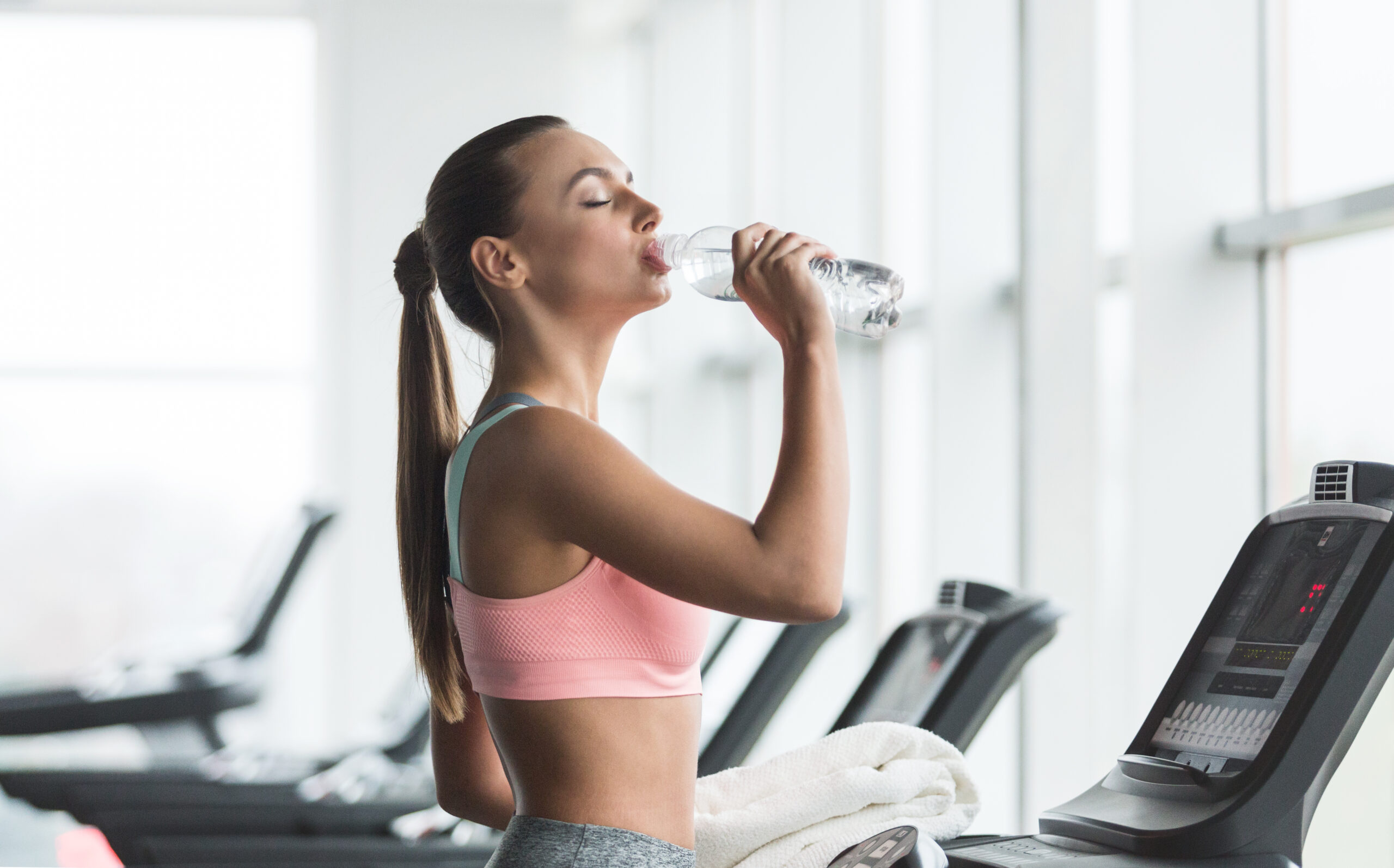 Tuturor sportivilor le este recomandat să consume apă înainte, în timpul și după antrenament