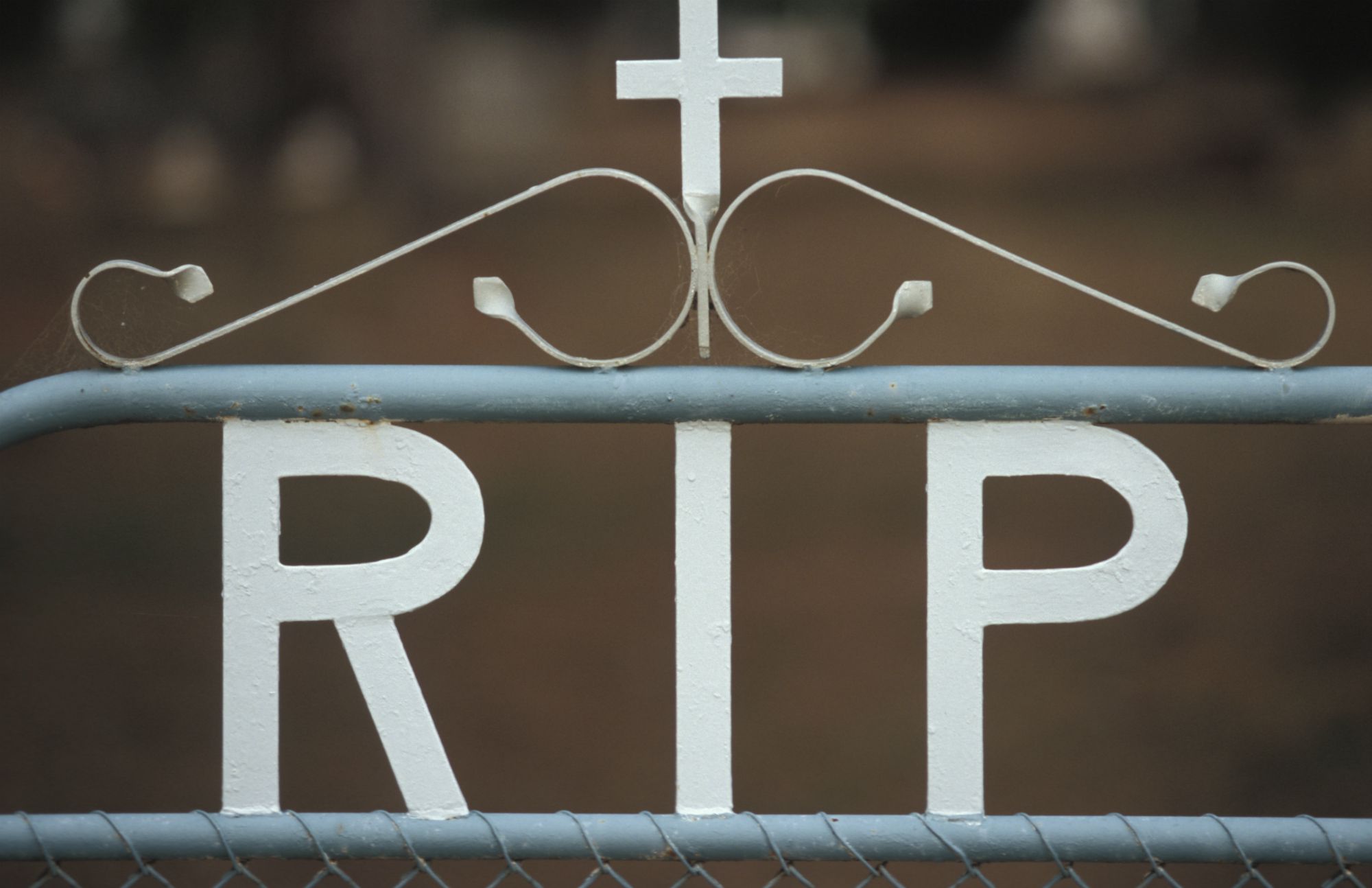 RIP stă scris pe pietrele funerare ale persoanelor decedate