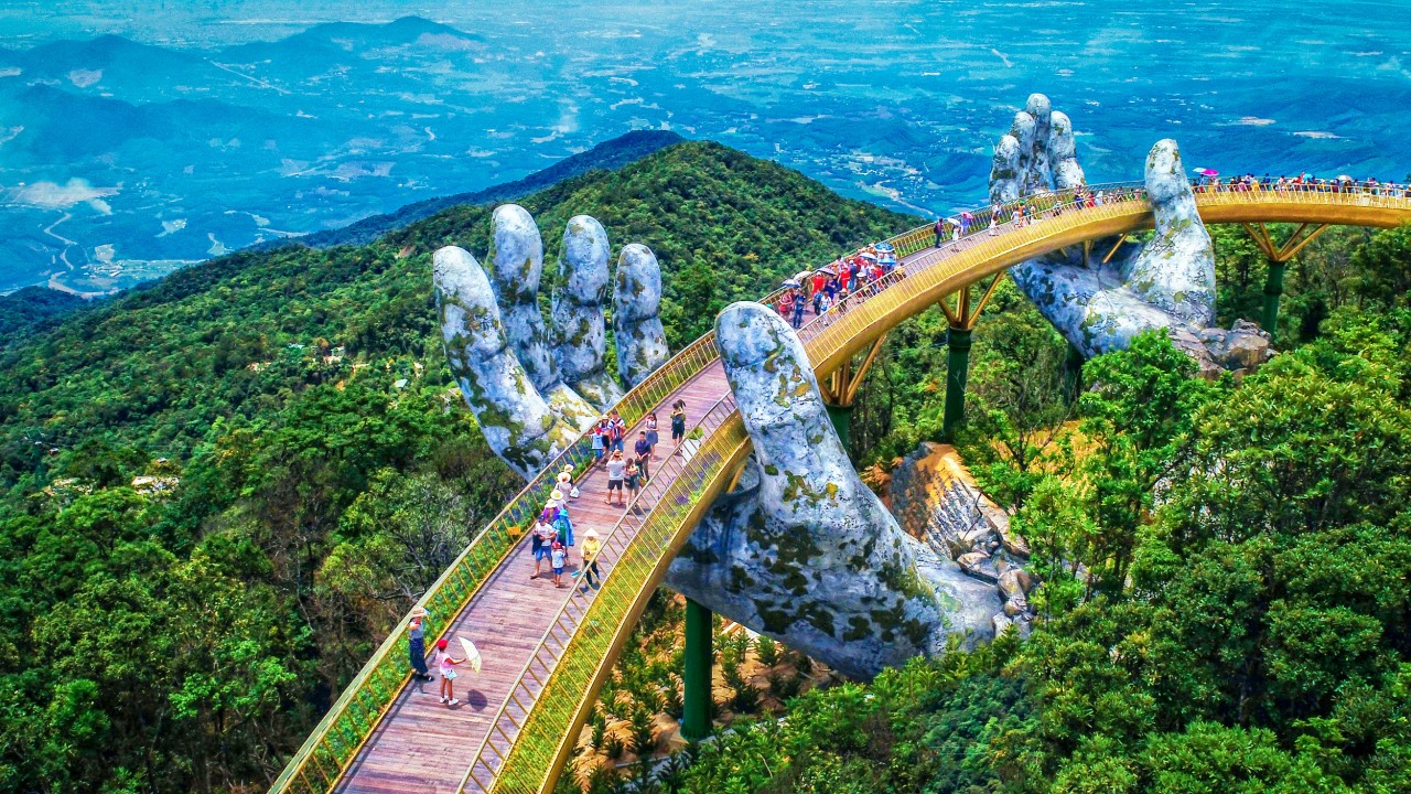 „Podul auriu” din apropierea orașului Da Nang, aflat la peste 1.400 de metri deasupra nivelului mării
