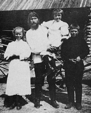 Rasputin alături de copiii săi