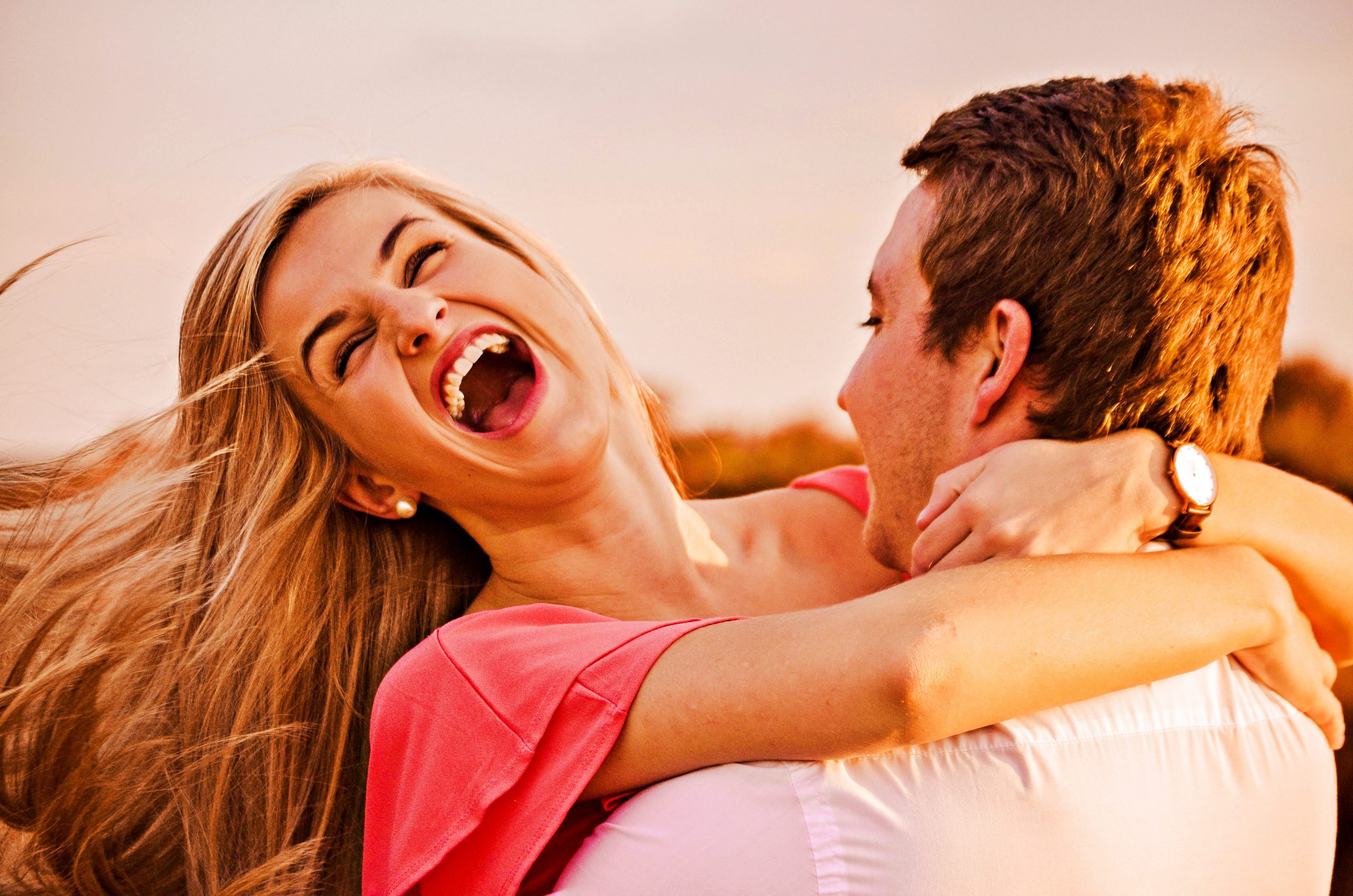 Comportamentul unei femei îndrăgostite. Semnele care o dau de gol