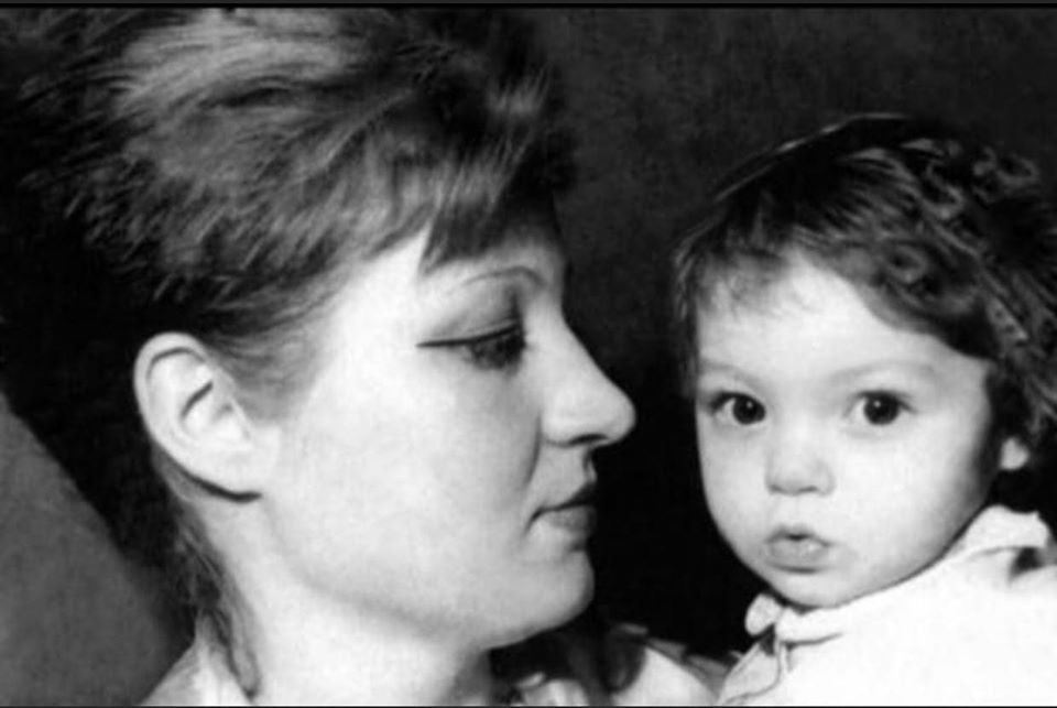 Valentina Pelinel, alături de mama sa